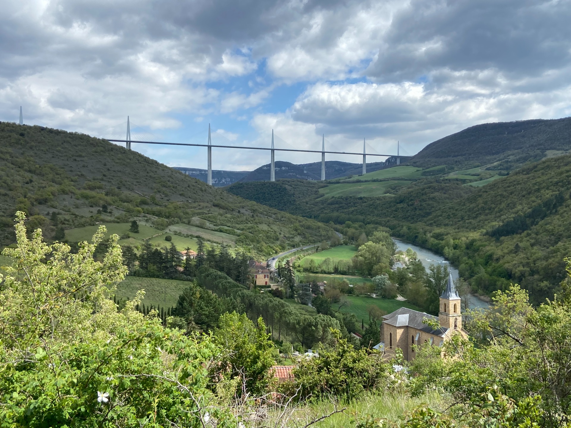 Pont de Millau depuis village de Peyre